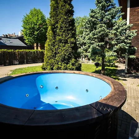 דירה With A Terrace And A Hot Tub