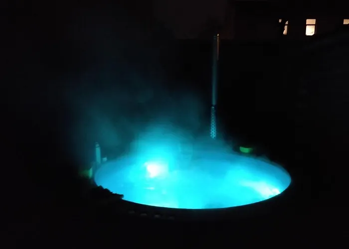 With A Terrace And A Hot Tub 아파트 *